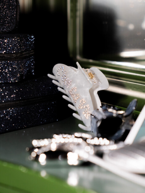 TEXT HAIR CLAW "C'EST LA VIE" GREY W/CRYSTAL