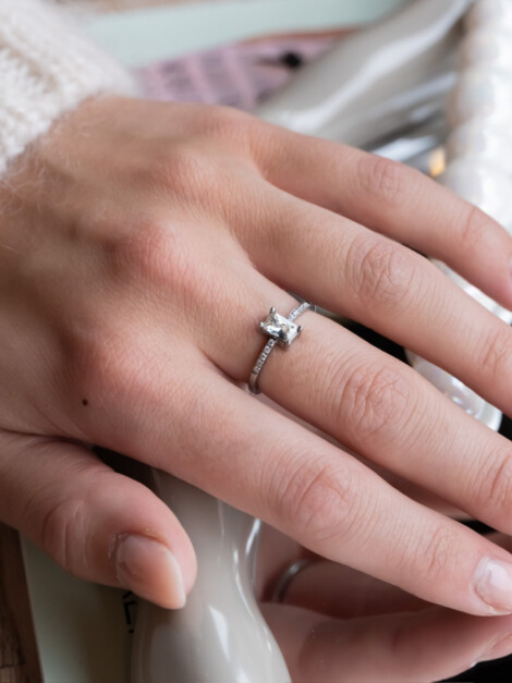 SINGLE BAGUETTE RING W/CRYSTALS SILVER