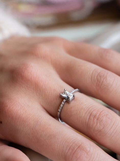 SINGLE BAGUETTE RING W/CRYSTALS SILVER