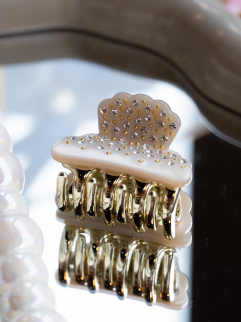 CRYSTAL HAIR CLAW SMALL SAND