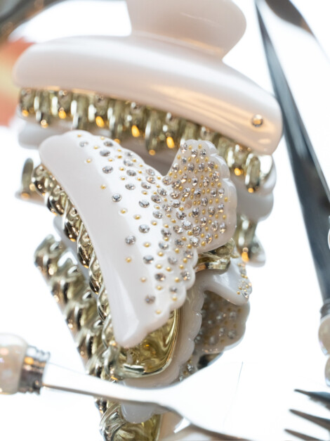 CRYSTAL HAIR CLAW LARGE WHITE