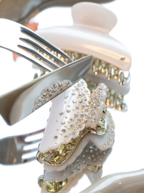 CRYSTAL HAIR CLAW LARGE WHITE