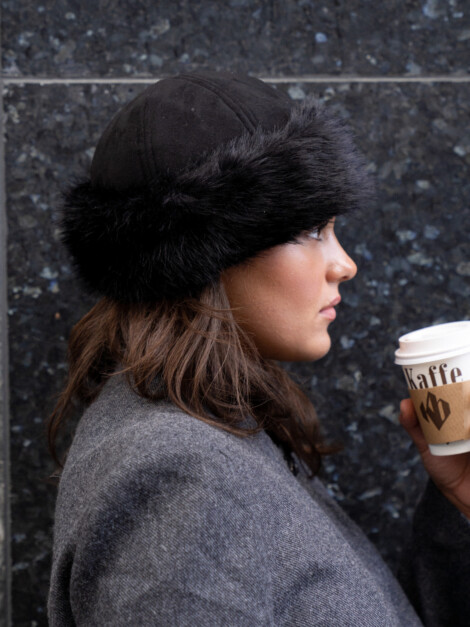 NAPPI FAUX FUR HAT BLACK