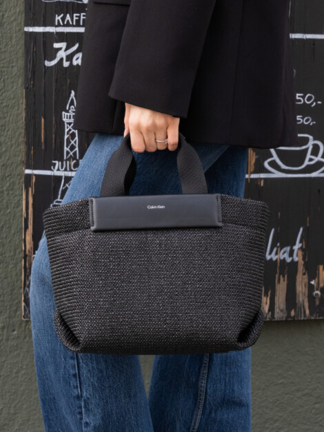 CK RAFFIA SMALL SHOPPER BLACK