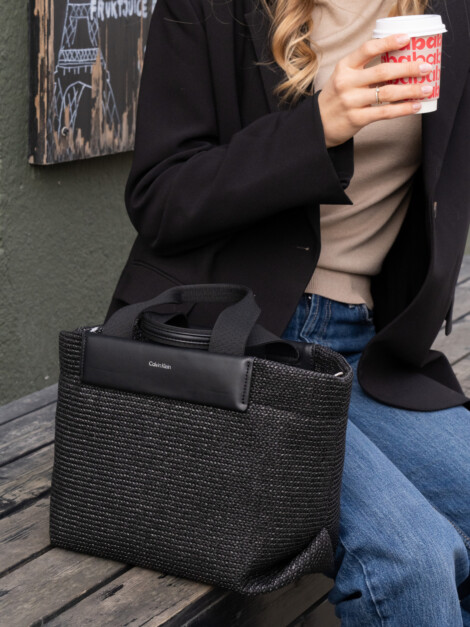 CK RAFFIA SMALL SHOPPER BLACK