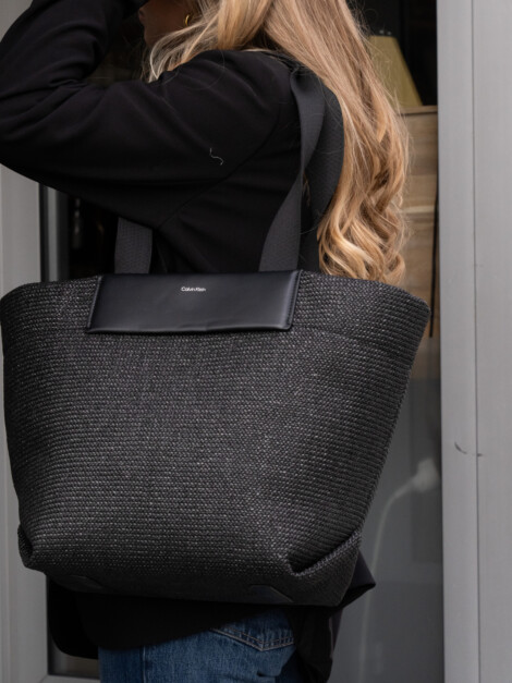 CK RAFFIA MEDIUM SHOPPER BLACK