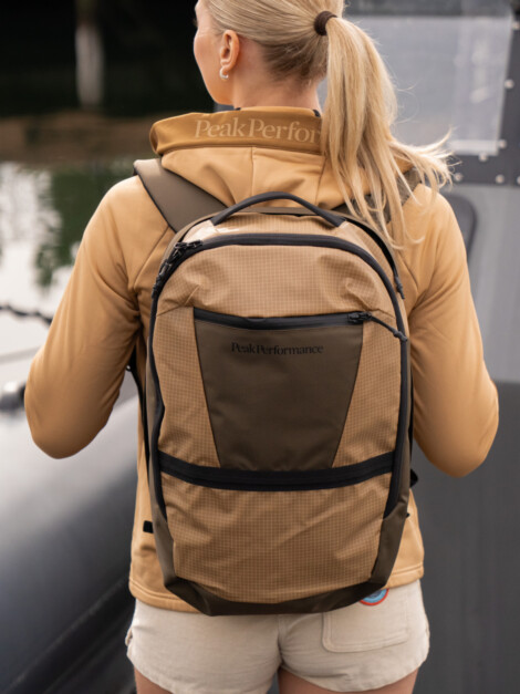 COMMUTER BACKPACK SIERRA SAND