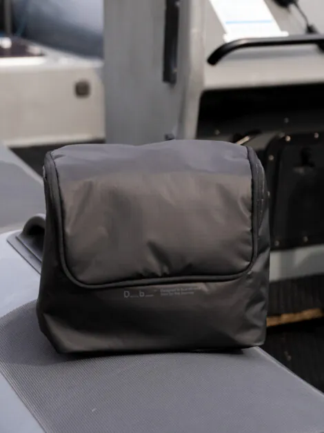 ESSENTIAL WASHBAG M BLACK OUT