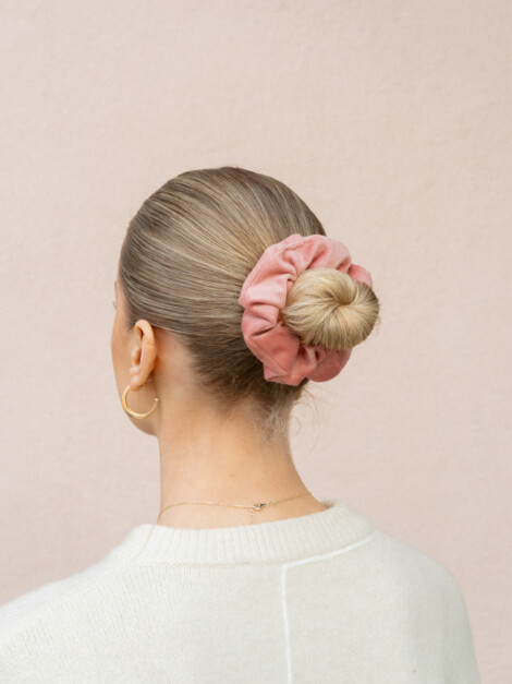 VELVET SCRUNCHIE BLOSSOM