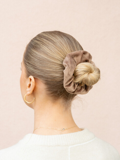 VELVET SCRUNCHIE LATTE