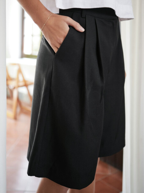 NIKA BERMUDA SHORTS BLACK