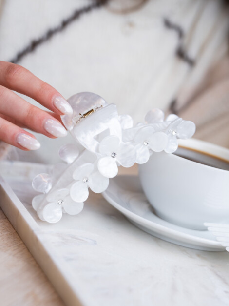 FLOWER HAIR CLAW X LARGE BRIGHT WHITE W/CRYSTAL