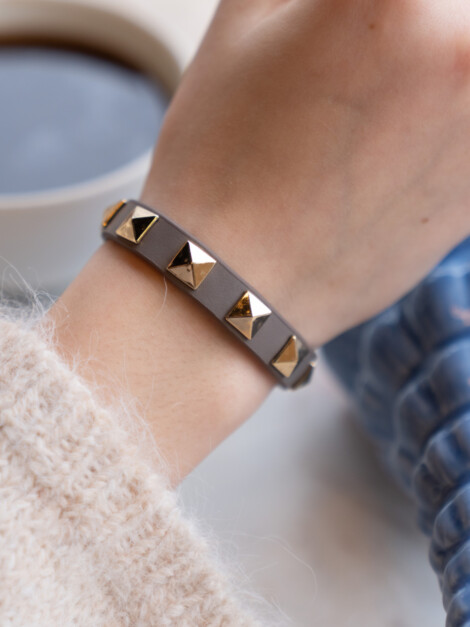STUDSARMBÅND LIGHT TAUPE