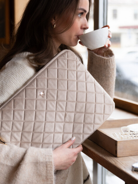 VELVET QUILTED MAC COVER DARK SAND