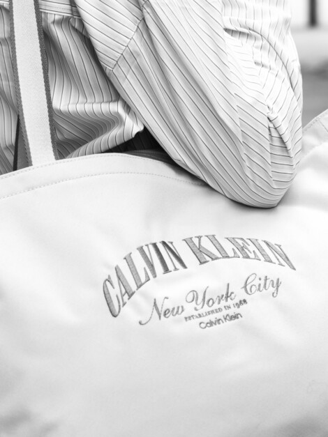 CRAPHIC CAPSULE TOTE BONE WHITE