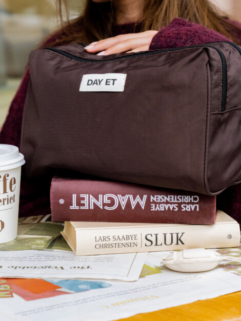 DAY GWENETH RE-S WASHBAG L CHOCOLATE PLUM