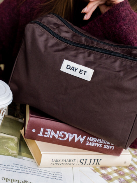 DAY GWENETH RE-S WASHBAG L CHOCOLATE PLUM