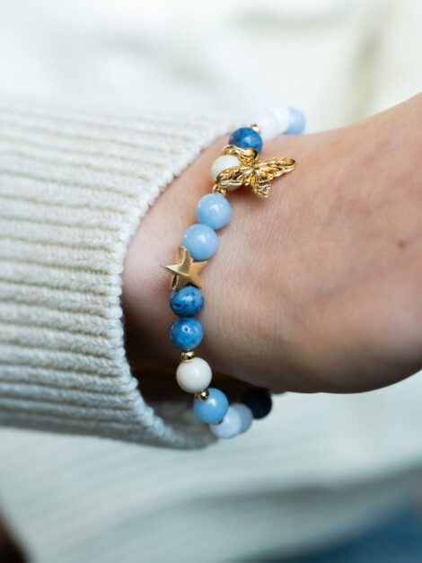 STONE BEAD BRACELET 6MM W/GOLD BEADS &amp; CHARM BLUE &amp; SAND MIX