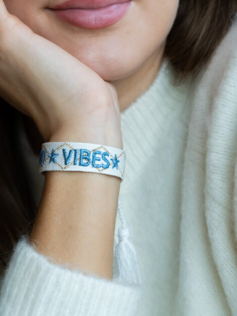 TØYARMBÅND GOOD VIBES WHITE W/LIGHT BLUE &amp; GOLD