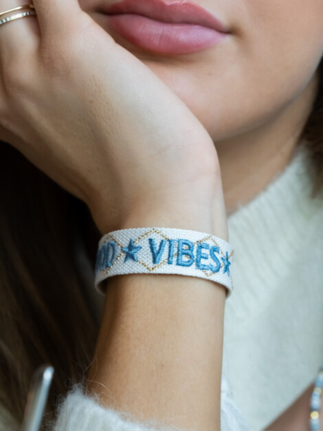 TØYARMBÅND GOOD VIBES WHITE W/LIGHT BLUE & GOLD