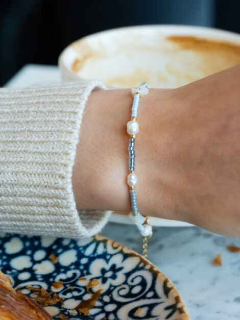 GLASS BEAD BRACELET W/MOP STAR & PEARLS LIGHT BLUE