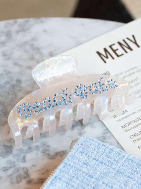 TEXT HAIR CLAW " BEACH BABE" SAND
