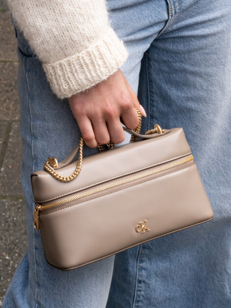 CK BEAUTY CASE ON CHAIN DESERT TAUPE
