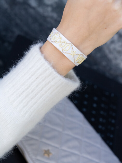 TØYARMBÅND GOOD VIBES WHITE W/PALE YELLOW &amp; GOLD