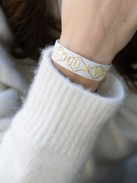 TØYARMBÅND GOOD VIBES WHITE W/PALE YELLOW & GOLD