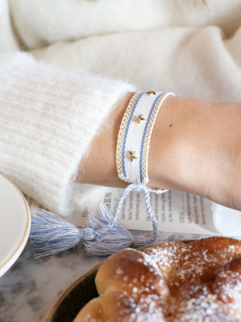 TØYARMBÅND STAR STUD WHITE W/LIGHT BLUE &amp; GOLD