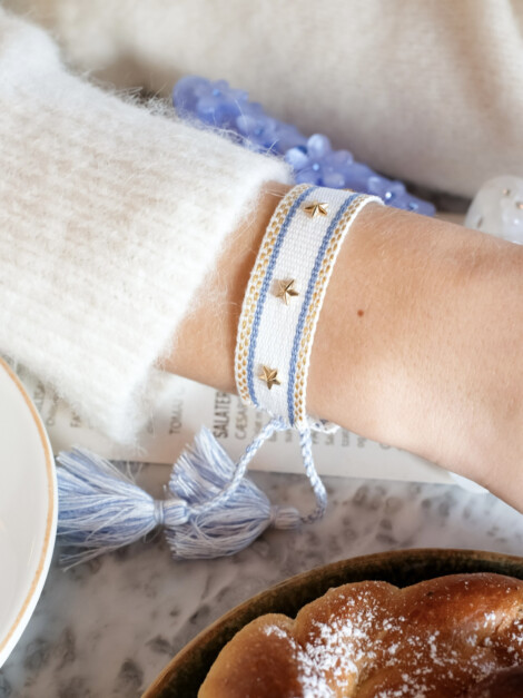 TØYARMBÅND STAR STUD WHITE W/LIGHT BLUE & GOLD