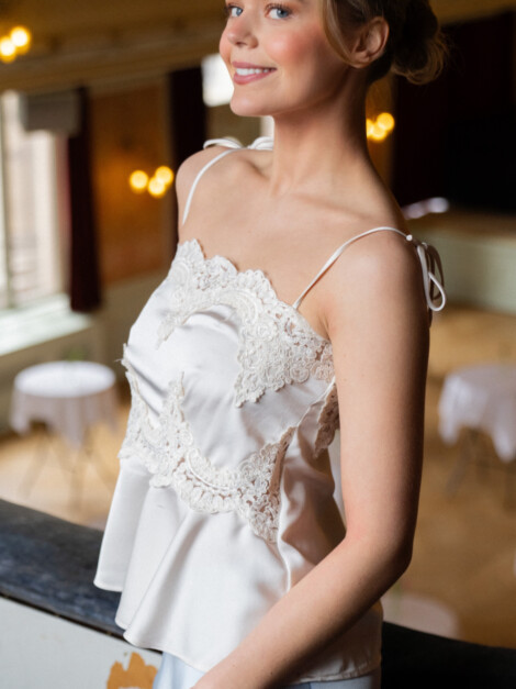KAELA HEAVY SATEEN LACE TOP PEARL