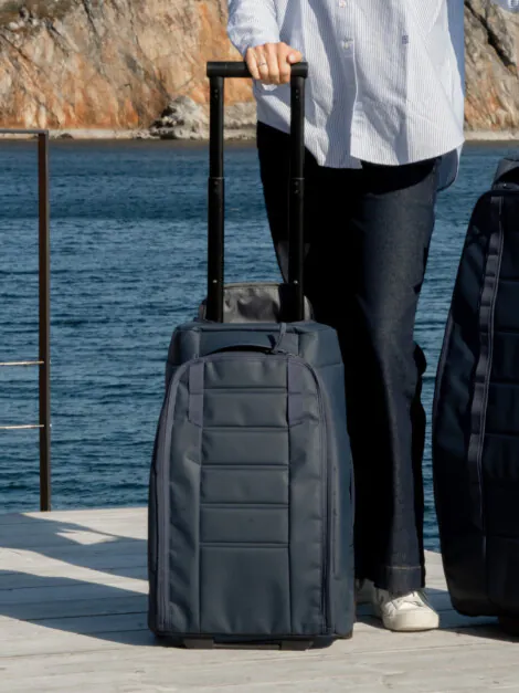 Hugger Roller Bag Carry-on 40L Blue Hour