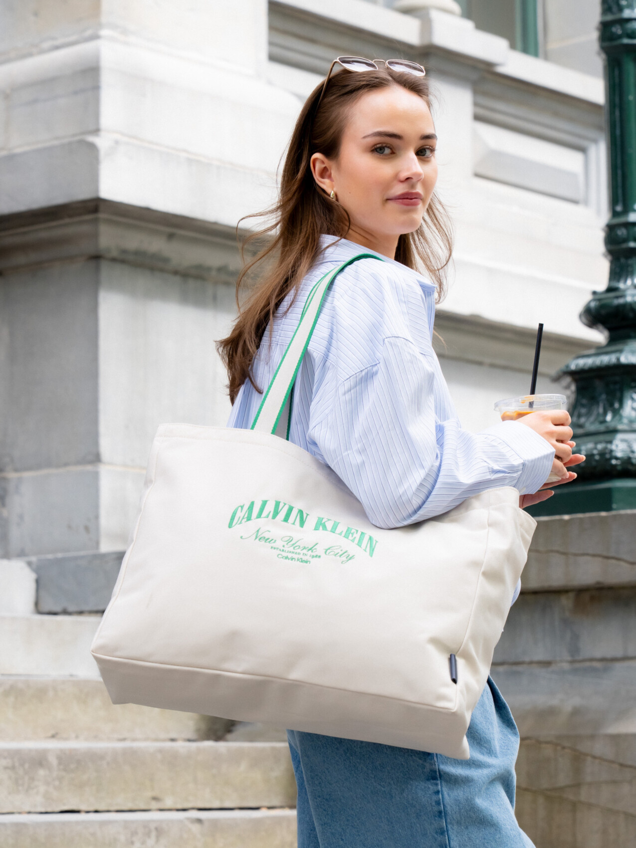 CRAPHIC CAPSULE TOTE BONE WHITE