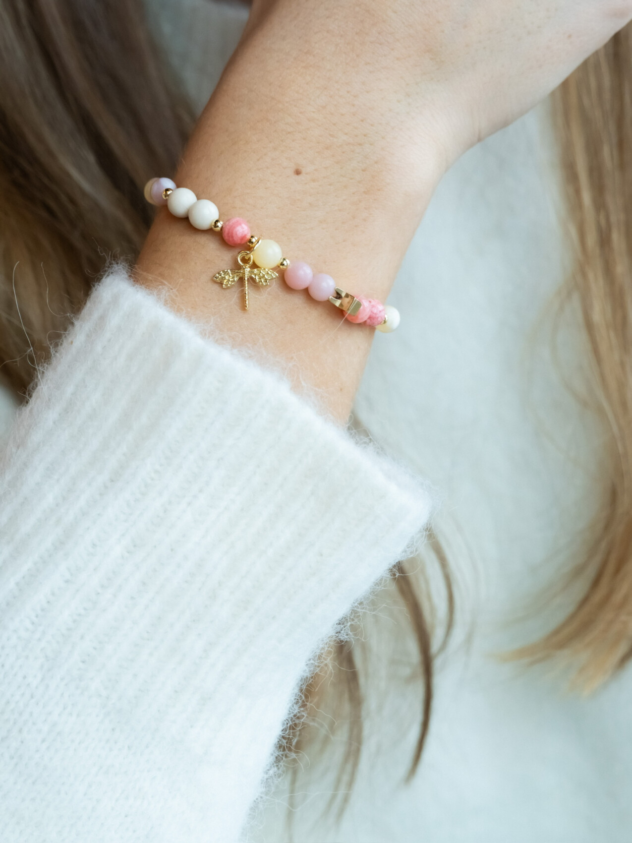 STONE BEAD BRACELET 6MM W/GOLD BEADS & CHARM PINK & YELLOW MIX