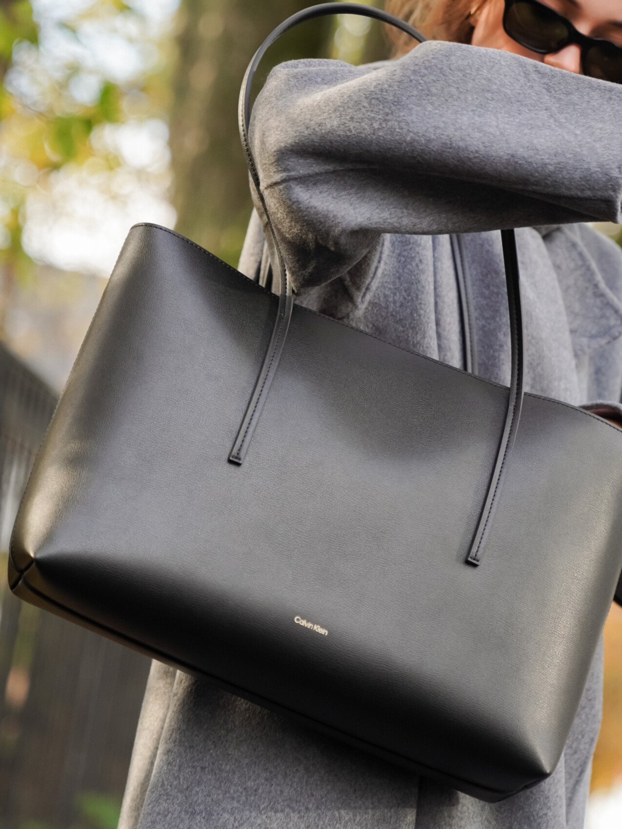 CK FOIL LOGO TOTE W/POUCH BLACK