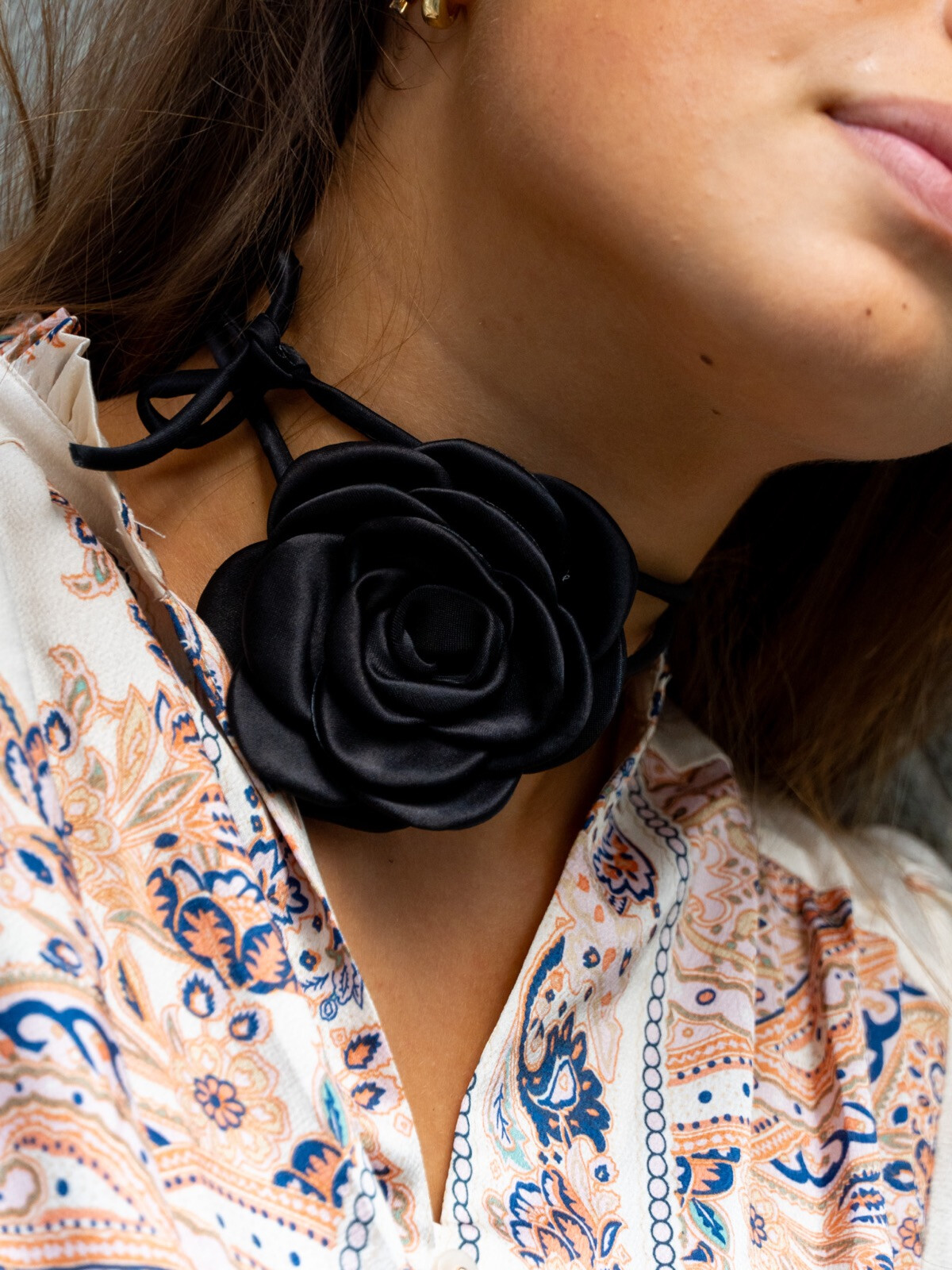 SATIN ROSE BROCH BLACK