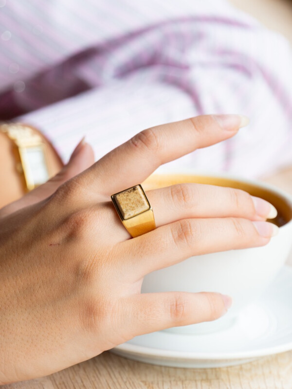 SIGNET RING STOR GOLD W/SAND MARBLE