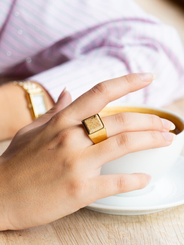 SIGNET RING STOR GOLD W/SAND MARBLE