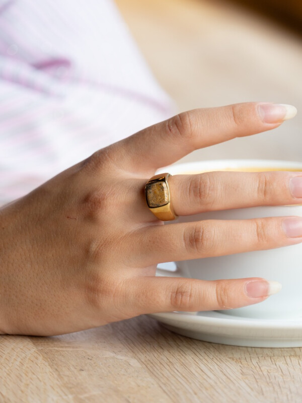 SIGNET RING MINI GOLD W/SAND MARBLE