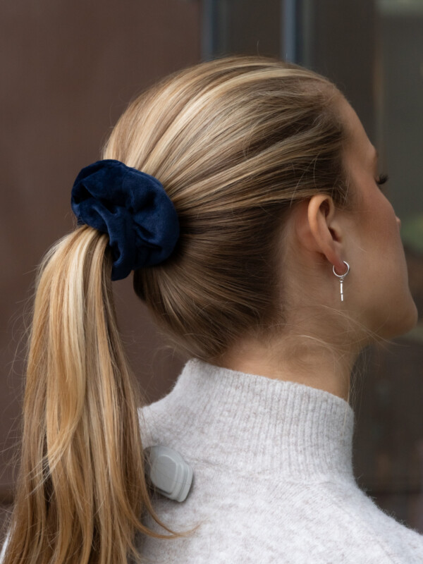 VELVET SCRUNCHIE NAVY BLUE