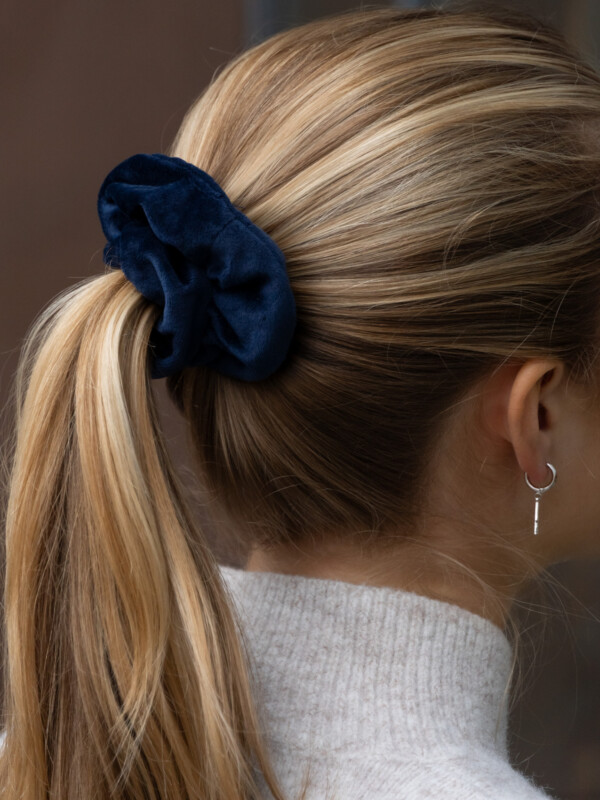 VELVET SCRUNCHIE NAVY BLUE