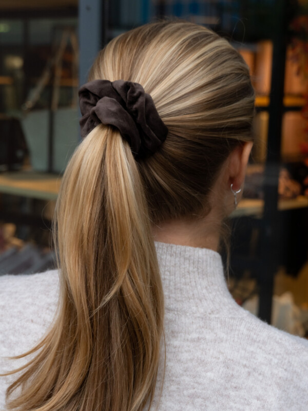 VELVET SCRUNCHIE CHOCOLATE BROWN