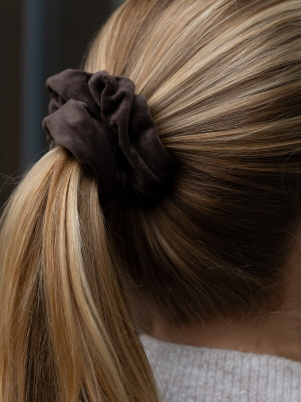 VELVET SCRUNCHIE CHOCOLATE BROWN