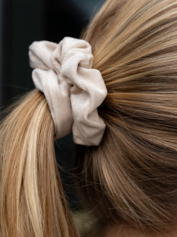 VELVET SCRUNCHIE SAND