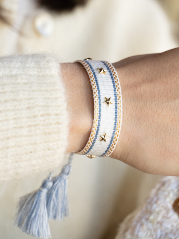 TØYARMBÅND STAR STUD WHITE W/LIGHT BLUE & GOLD