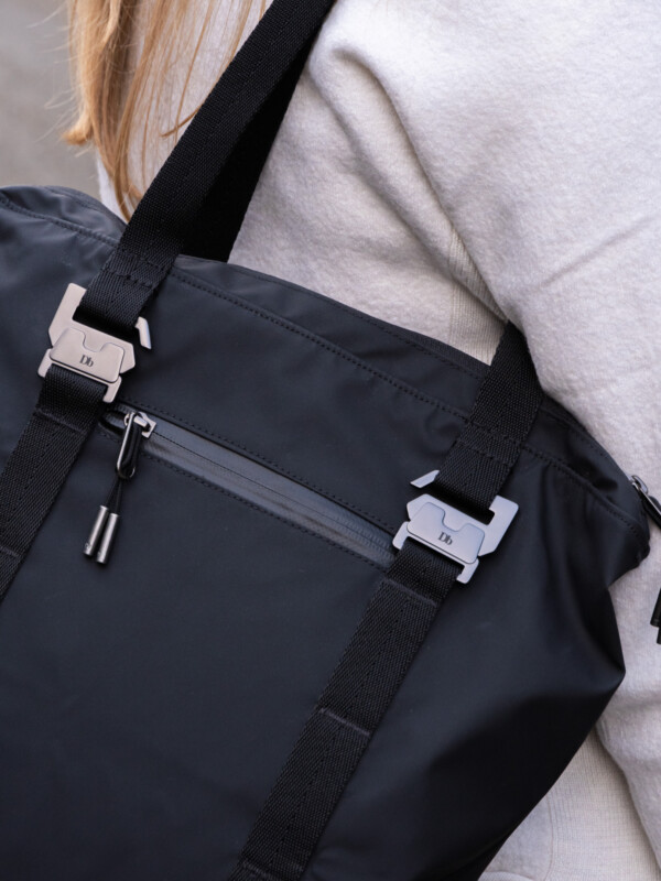 ESSENTIAL TOTE 12L BLACK OUT