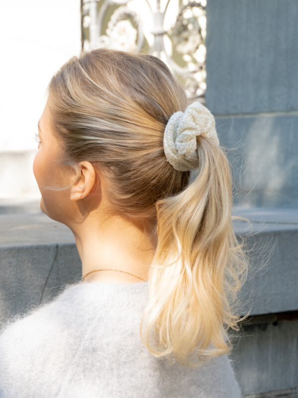 TWEED SCRUNCHIE OFF WHITE W/GOLD