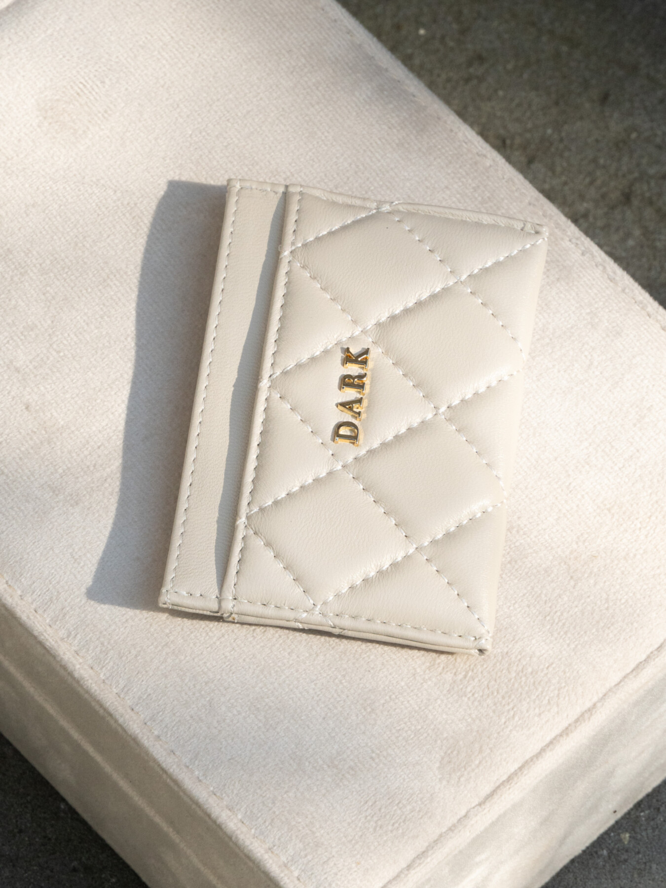 LEATHER QUILTED CARDHOLDER SAND