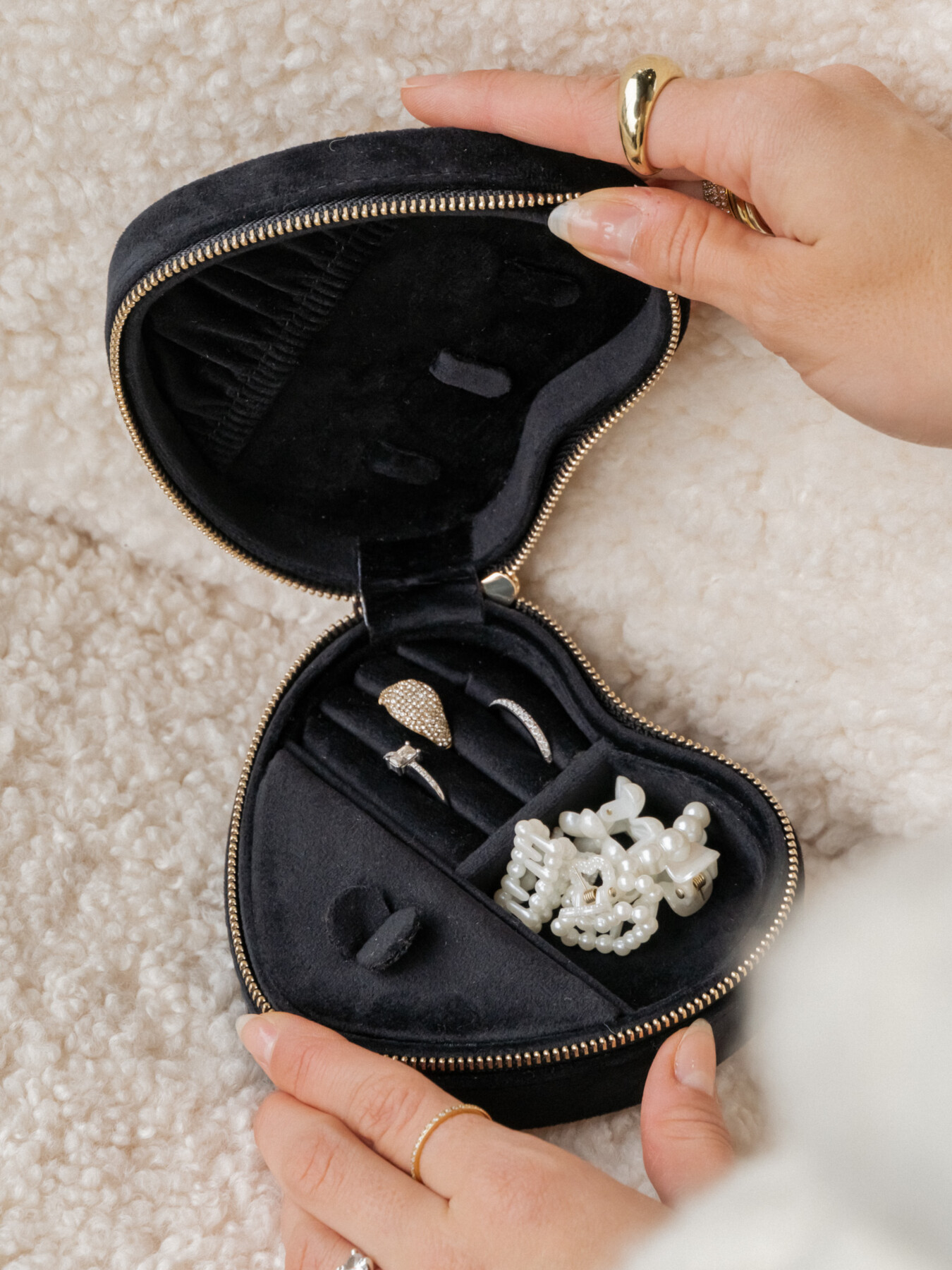 VELVET HEART JEWELLERY BOX BLACK